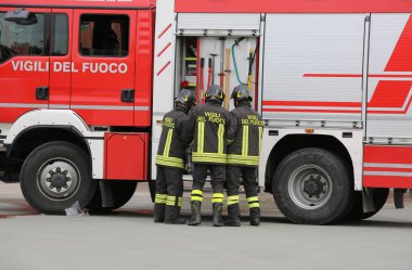Italia, BT, İtalya - 10 Mayıs 2018: üniforma ile kamyon ve İtalyan itfaiye yangın tatbikatı sırasında ateş. Metin Vigili del fuoco itfaiyeciler İtalyan dilinde demek.