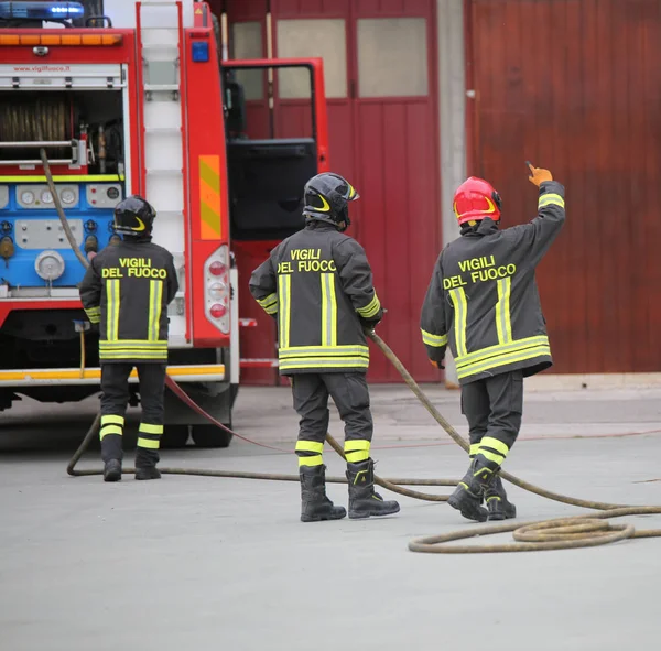 Vicenza Italien Mai 2018 Drei Italienische Feuerwehrleute Und Das Feuerwehrauto — Stockfoto
