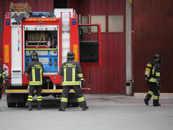 Виченца Италия Мая 2018 Года Большая Пожарная Машина Три Пожарных — стоковое фото