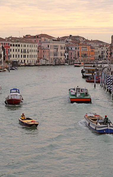 Venecia Italia Febrero 2018 Muchos Barcos Canal Grande Principal Vía — Foto de Stock