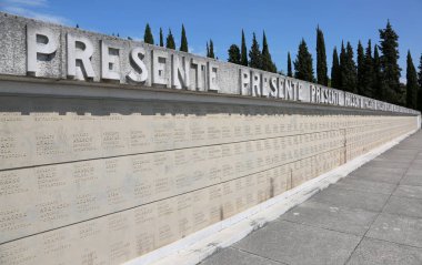 Redipuglia, git, İtalya - 3 Haziran 2017: şimdiki zamanda İtalyanca dil anlamına gelir Presente metinle büyük ı. Dünya Savaşı Anıtı