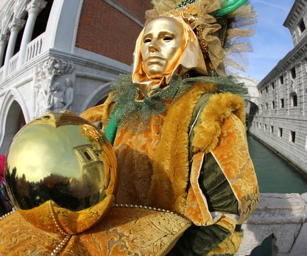 Venedig Italien Februar 2018 Maskierte Person Mit Großer Goldener Kugel — Stockfoto