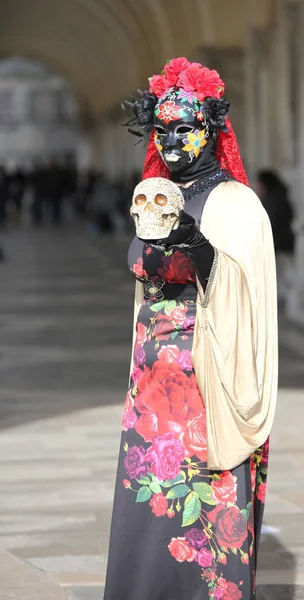 Венеція Італія Лютого 2018 Замасковані Жінка Гамлет Черепа Руці — стокове фото
