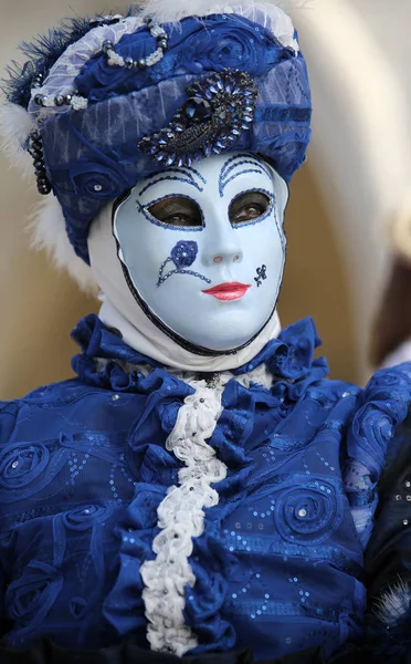 Veneza Itália Fevereiro 2018 Mulher Mascarada Máscara Azul Branca — Fotografia de Stock