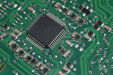içinde silikon mikroçip ve makro lens ile fotoğraflandı bir elektronik kurulu birçok aygıt