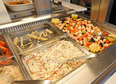 Çok çiğ ve pişmiş gıdalar ile içinde bir self servis restoran