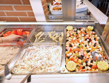 İçinde bir restoran ile çok çiğ ve pişmiş gıdalar