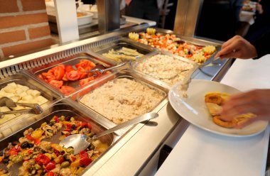 Self servis restoran çiğ ve pişmiş gıdalar ile