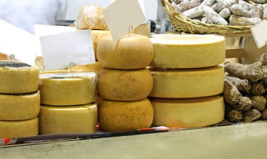 koyun süt ve diğer yaşlı peynir ve sosis Dükkanı geleneksel Organik ürünlerin satışında peynir yapımı