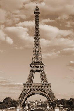 Eyfel Kulesi sembolü sepya tonlu efekti ve bulutların gökyüzünde paris şehri