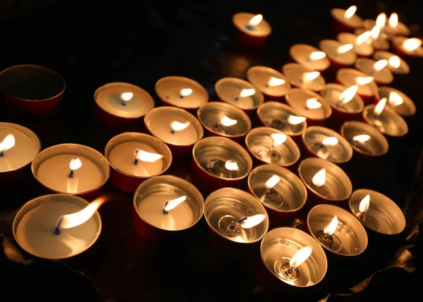 Molte Candele Accese Nella Lapide Del Cimitero Senza Persone — Foto Stock