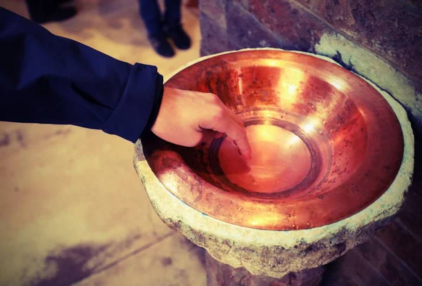 Окунание Руки Мальчика Благословенную Воду Культиватором Церкви Старинный Эффект — стоковое фото