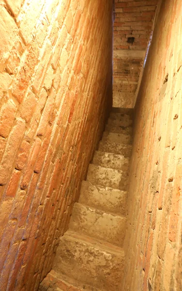 狭窄的通道与步骤下降 从中世纪的塔砖 — 图库照片
