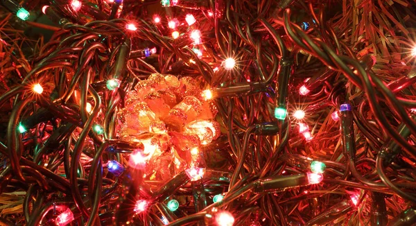 Рождественский Фон Золотой Сосновой Шишкой Цветными Огнями Рождественской Елки — стоковое фото