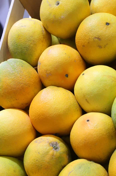 Ekologiska Stora Apelsiner Från Medelhavet Land Till Salu — Stockfoto