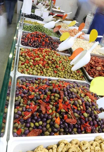 Shop Trays Filled Olives Peppers Movement People — Stock Photo, Image