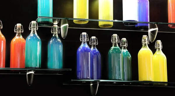 Prateleira Bar Com Muitas Garrafas Vidro Coloridas Sem Rótulos Com — Fotografia de Stock