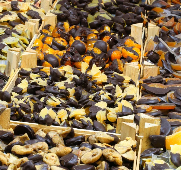 Mandarine Smochine Kiwi Portocale Caise Acoperite Ciocolată Neagră Sunt Specialitate — Fotografie, imagine de stoc