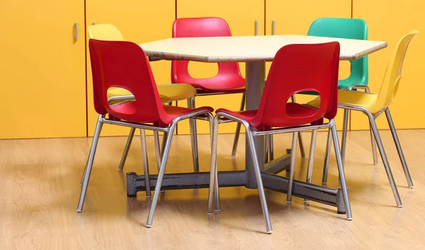 Kleiner Tisch Mit Bunten Stühlen Klassenzimmer Des Kindergartens Ohne Die — Stockfoto