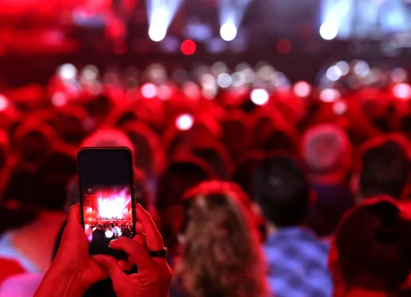 观众与现代智能手机 同时拍摄现场摇滚音乐会 — 图库照片