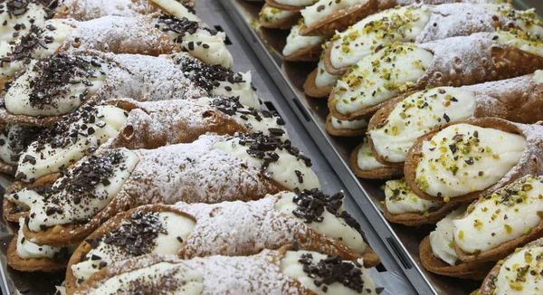 Typowe Ciastka Sprzedaż Cukierni Regionie Sycylia Nazwie Cannoli Siciliani Języku — Zdjęcie stockowe