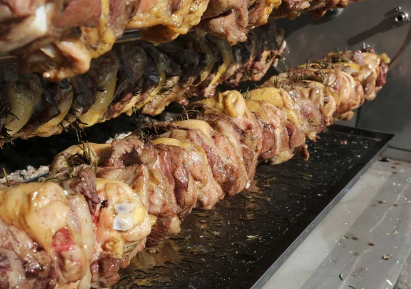 在乡村集市上煮熟的鸡肉和猪肉吐口水 — 图库照片