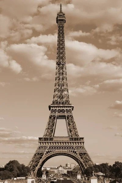 Torre Eiffel Símbolo Cidade Paris Com Efeito Sepia Toned Nuvens — Fotografia de Stock