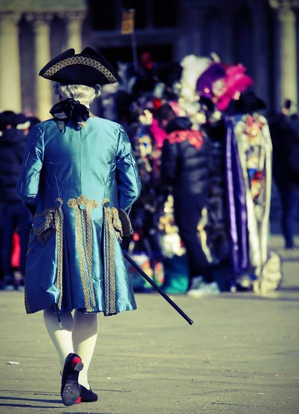 在意大利威尼斯狂欢节期间 戴着假发和优雅的蓝色威尼斯高贵服饰的蒙面男子在意大利威尼斯狂欢节上拥有复古的色调效果 — 图库照片