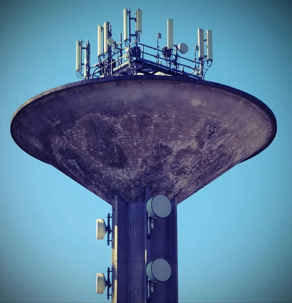 Torre Aqueduto Com Antenas Dos Repetidores Telefone Celular — Fotografia de Stock