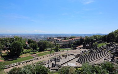 Lyon, Fransa - 16 Ağustos 2018: Antik Roma amfi tiyatro tepenin üzerinde