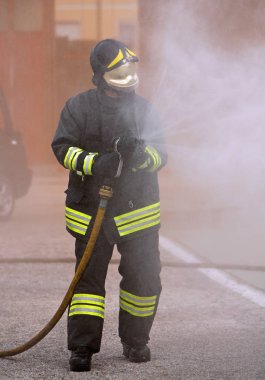 Vicenza, VI, İtalya - 10 Mayıs 2018: İtalyan itfaiyeci üniforması ve kask ile hidrant köpük ile yangın istasyonu bir egzersiz sırasında kullanır