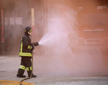Italia, BT, İtalya - 10 Mayıs 2018: itfaiye hidrant köpük ile yangın istasyonu uygulama Yangın tatbikatı sırasında kullanır