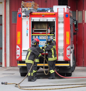 Vicenza, VI, İtalya - 10 Mayıs 2018: üniforma ile kamyon ve İtalyan itfaiye yangın tatbikatı sırasında yangın
