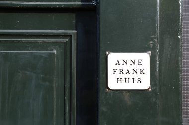 Amsterdam, Hollanda - 22 Ağustos 2017: Anne Frank House Hollanda dilinde anlamına gelir yeşil kapı metinle Yahudi genç kız Anne Frank Evi, giriş