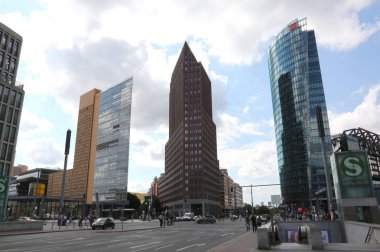 Berlin, Almanya - 20 Ağustos 2017: Potsdamer Meydanı'nda Modern gökdelenler Potdamer Platz Almanca dilinde de denir.