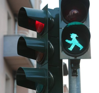 Berlin, Almanya - 17 Ağustos 2017: Ampelmann tarihinde Berlin'de yaya sinyalleri gösterilen sembol. Yeşil gitmek için Tamam anlamına gelir.