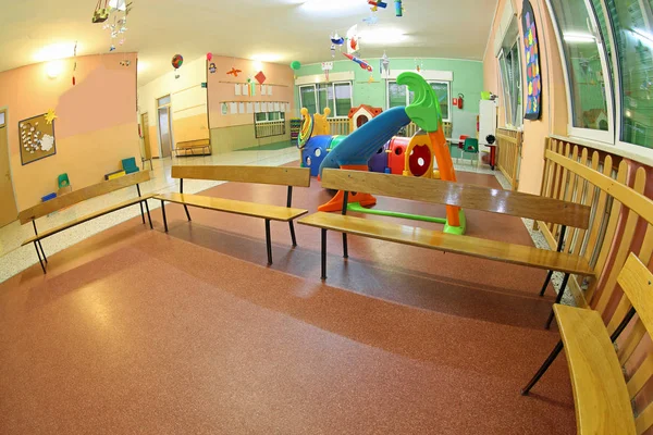 Dentro Grande Salão Jardim Infância Com Bancos Para Acomodar Crianças — Fotografia de Stock