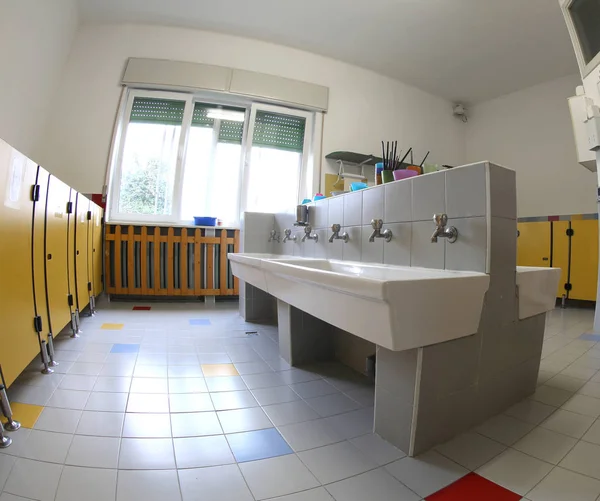 Interiér Koupelny Školy Keramické Dřezy Žluté Dveře Bez Dětí Světlé — Stock fotografie