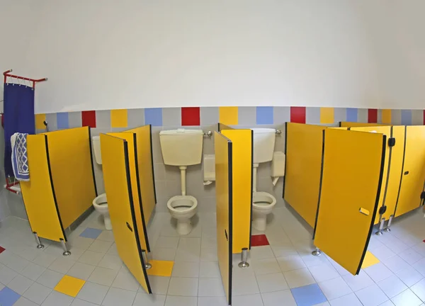 Wnętrze Łazienki Przedszkolnym Żółtymi Drzwiami Bez Dzieci — Zdjęcie stockowe