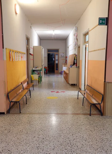 Largo Pasillo Dentro Una Escuela Sin Niños — Foto de Stock