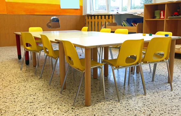 Salle Classe Une Crèche Sans Enfants Avec Chaises Tables Jaunes — Photo
