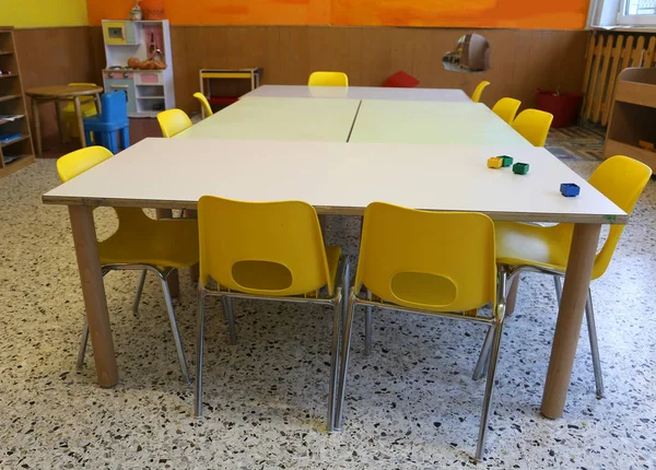 Sillas Amarillas Pequeñas Mesas Bajas Dentro Aula Escolar Escuela — Foto de Stock