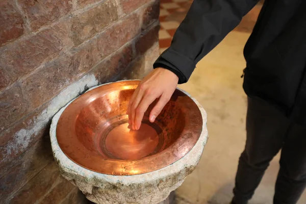 Fidèle Plonge Main Dans Eau Bénite Une Église Catholique Pour — Photo