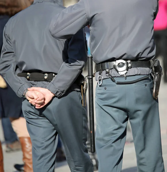 Deux Policiers Patrouille Avec Menottes Buggy Pendant Service Patrouille Dans — Photo
