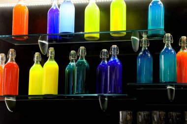 renkli cam şişelerde bar raf etiketleri olmadan