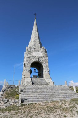 Monte Cimone şapelimiz Cimone denilen İtalya üzerinde savaş askerler anıt düşmüş