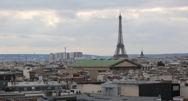 フランスの街の大きなエッフェル塔シンボル パリのパノラマ — ストック写真