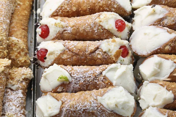 Cannoli Siciliani 이탈리아어 파이의 배경에 시칠리아 전통의 전형적인 — 스톡 사진