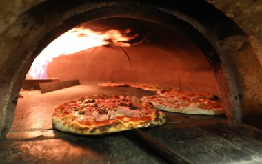 Yangın ve İtalyan Pizza fırın içinde birçok Pizza