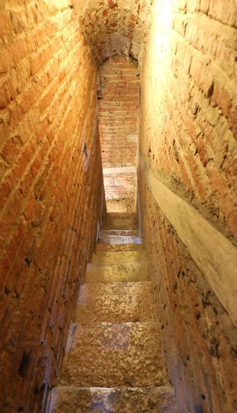 Innenraum Einer Schmalen Und Steilen Treppe Die Den Unterirdischen Gefängnissen — Stockfoto